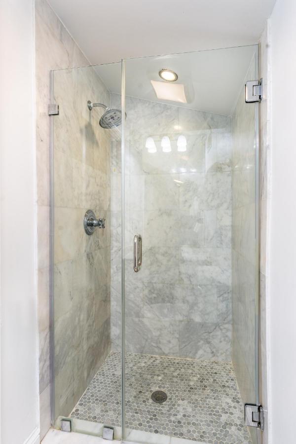 Apartment 2Bd Condo Steps To Everything With Balcony & Courtyard New Orleans