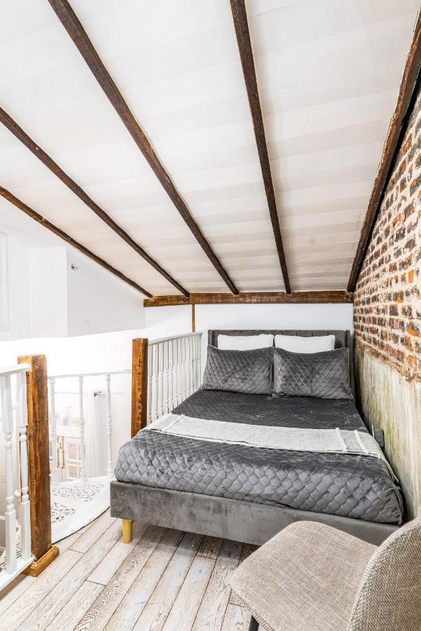 2Bd Condo Steps To Everything With Balcony & Courtyard Apartment