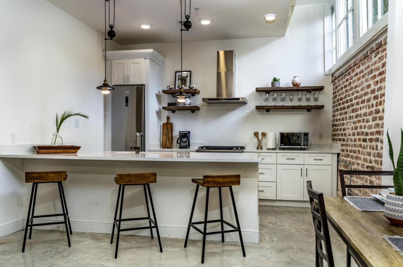 3bd / 6 Guests / Phenomenal Location Apartment *