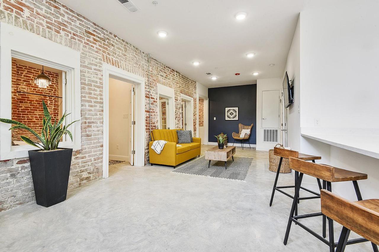 3bd / 6 Guests / Phenomenal Location Apartment