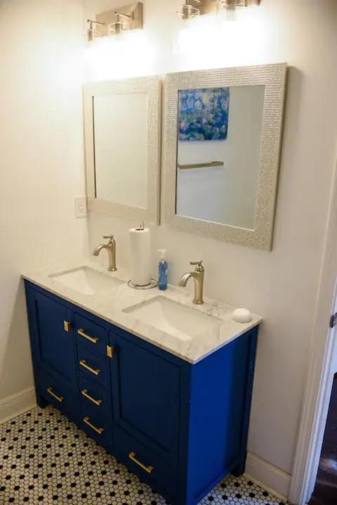 Nola Getaway With King 10 Mins From French Quarter Holiday home