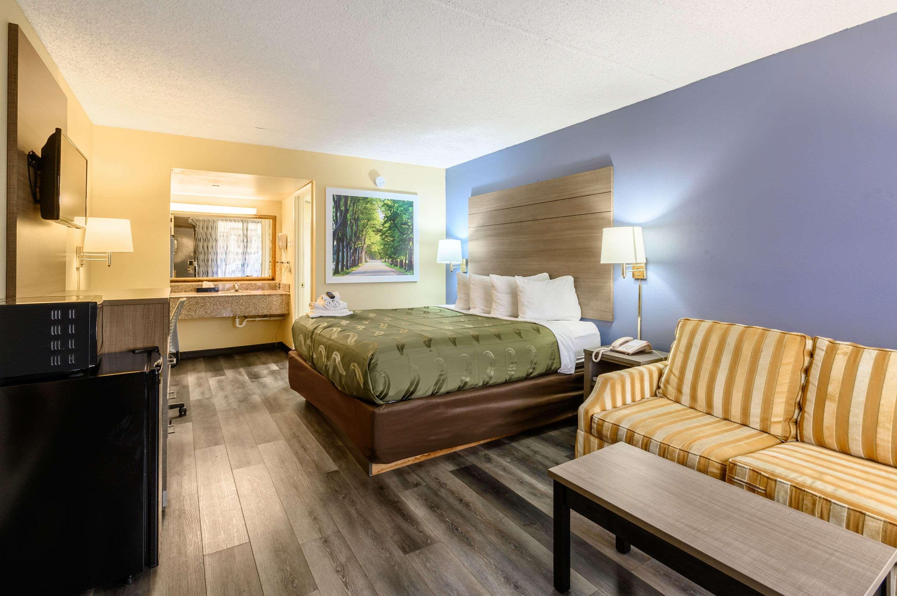 Quality I-10 East Hotel 2*