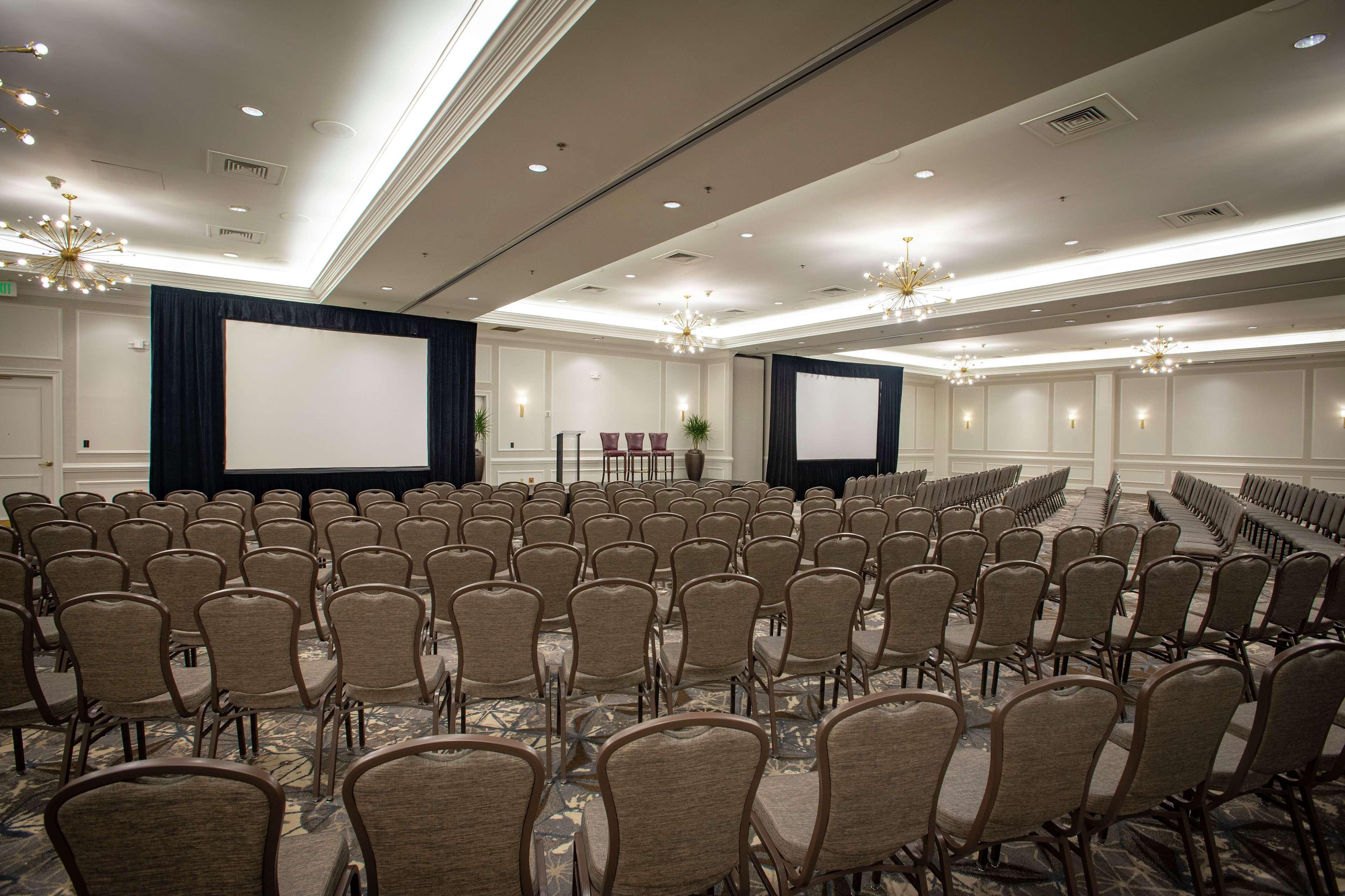Hotel Hampton And Convention Center 3*