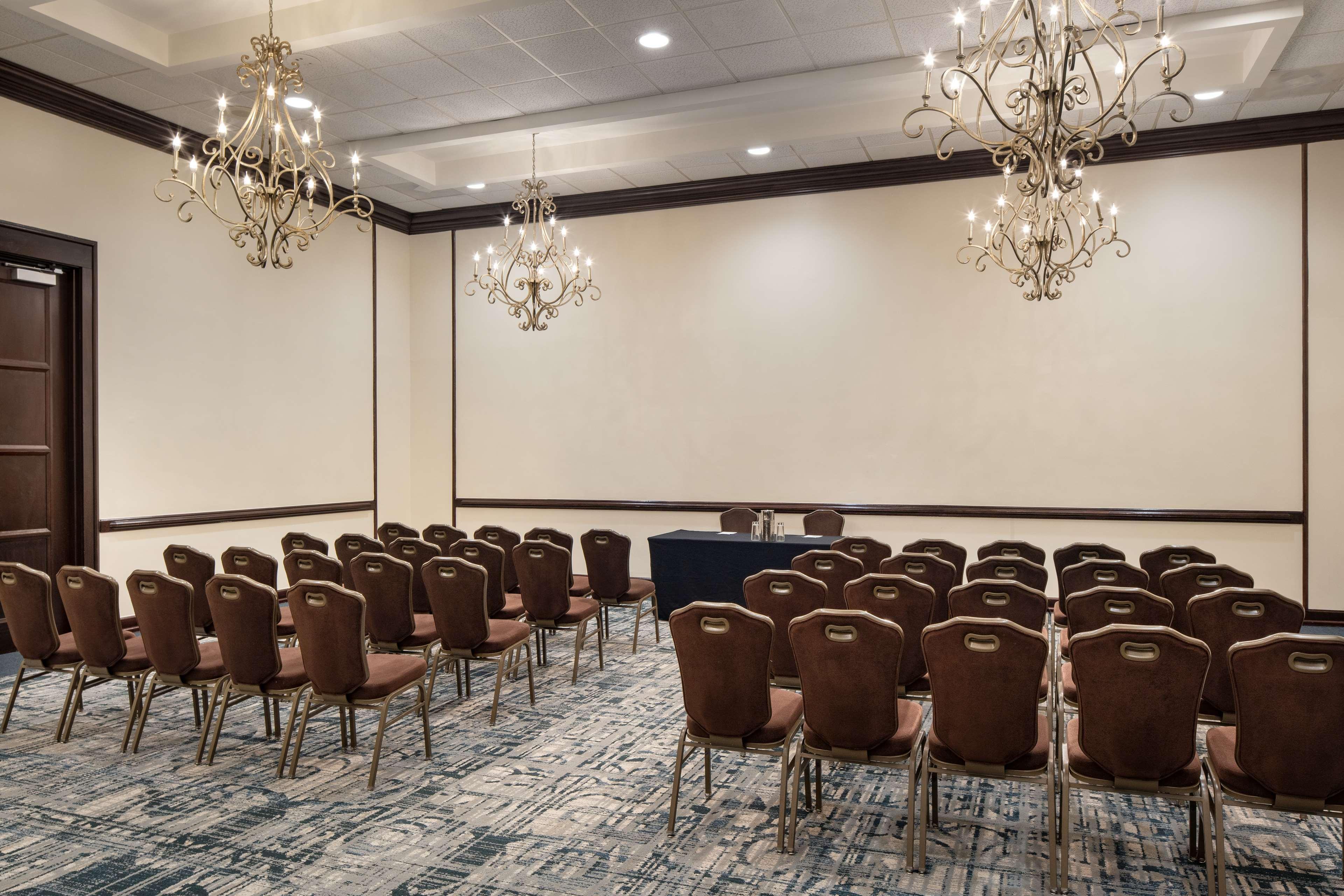 Hotel Embassy By Hilton Convention Center New Orleans