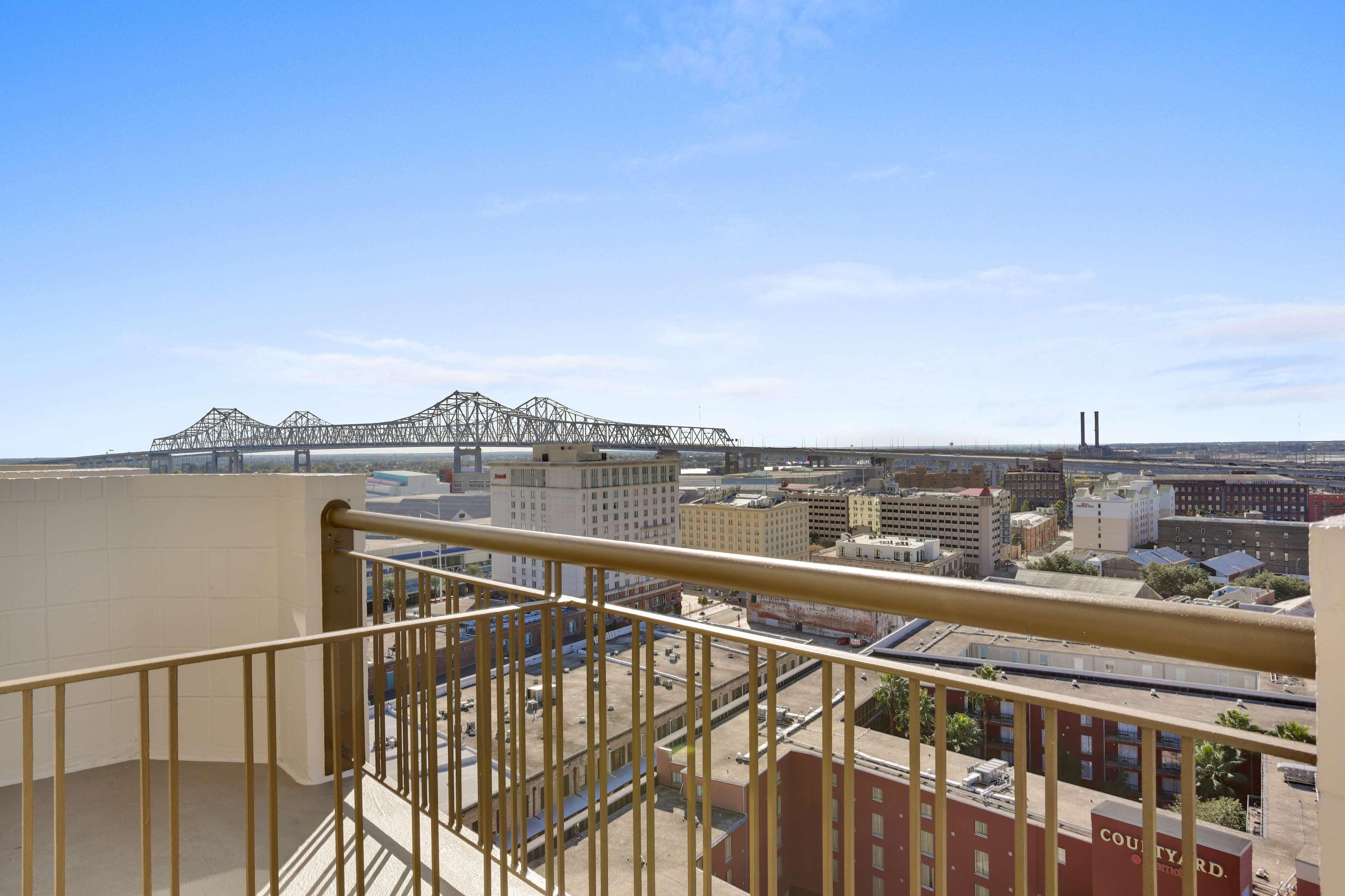 Hotel Embassy By Hilton Convention Center 3*