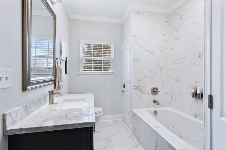Holiday home Vcay - Modern 5 Bedroom Near French Quarter! *