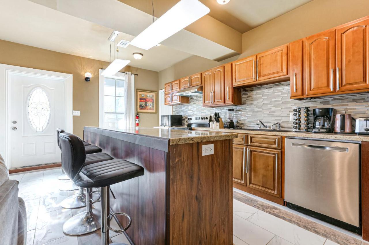 Stunning Near French Quarter Apartment *