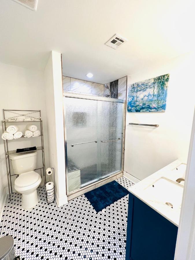 Nola Getaway With King 10 Mins From French Quarter Holiday home New Orleans