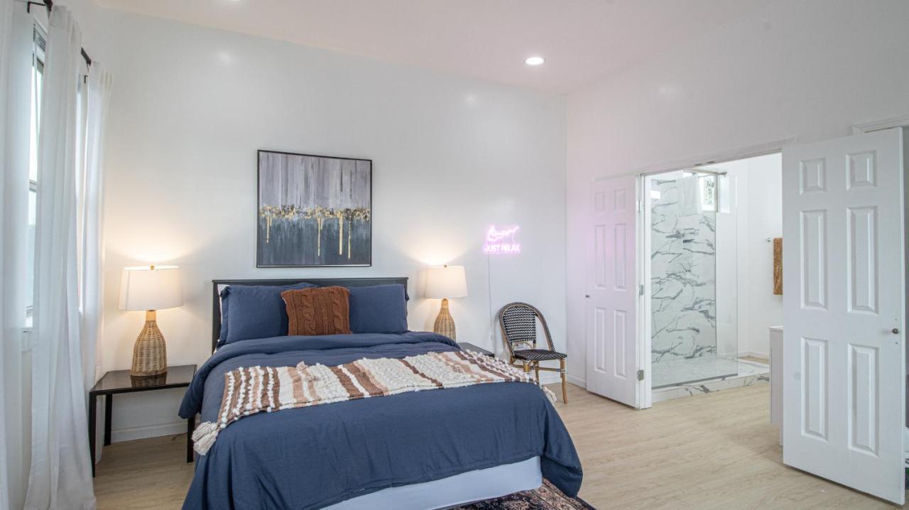 Downtown Vibrant Gray Loft 2318 *