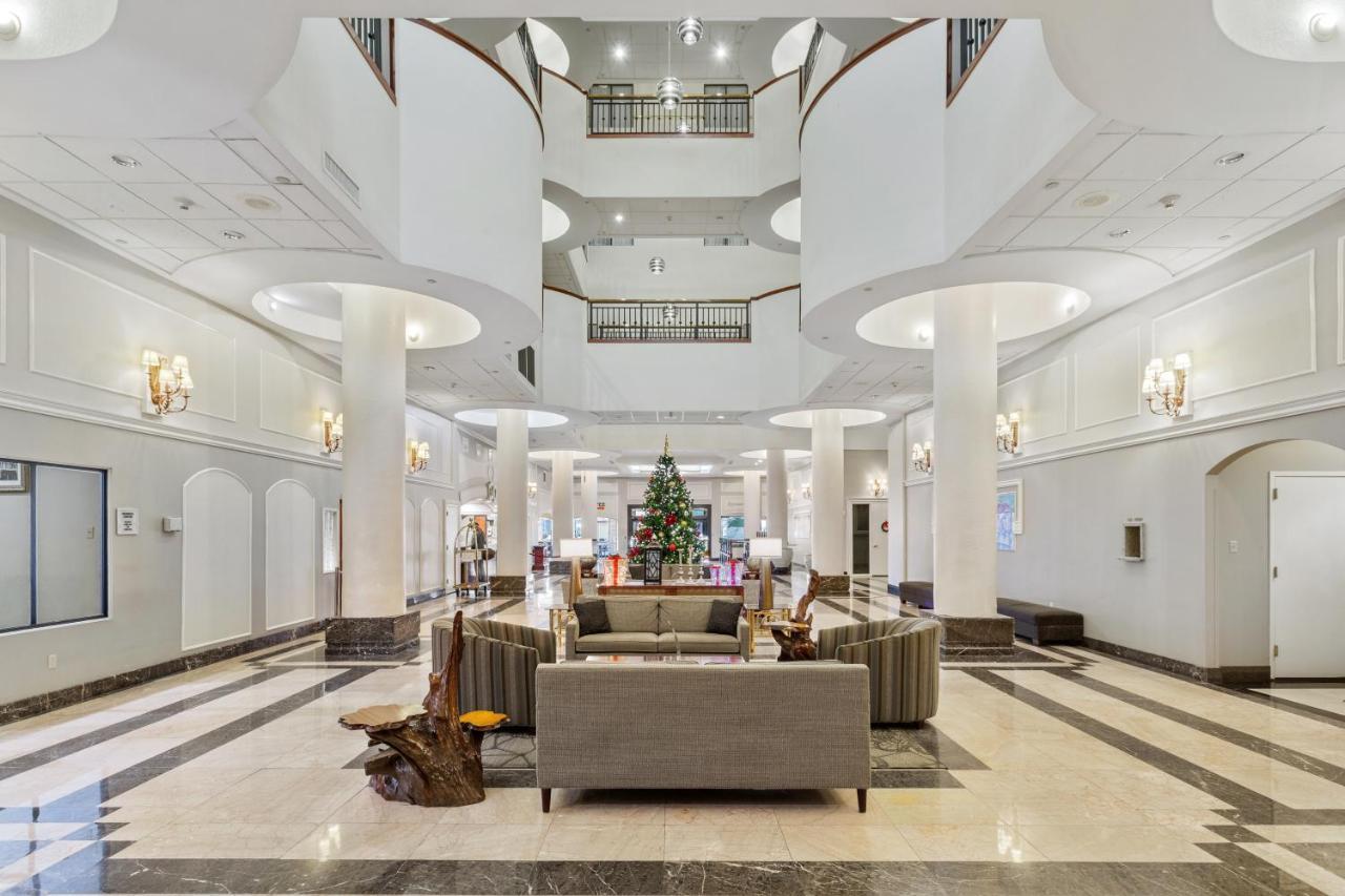 Wyndham Garden Baronne Plaza