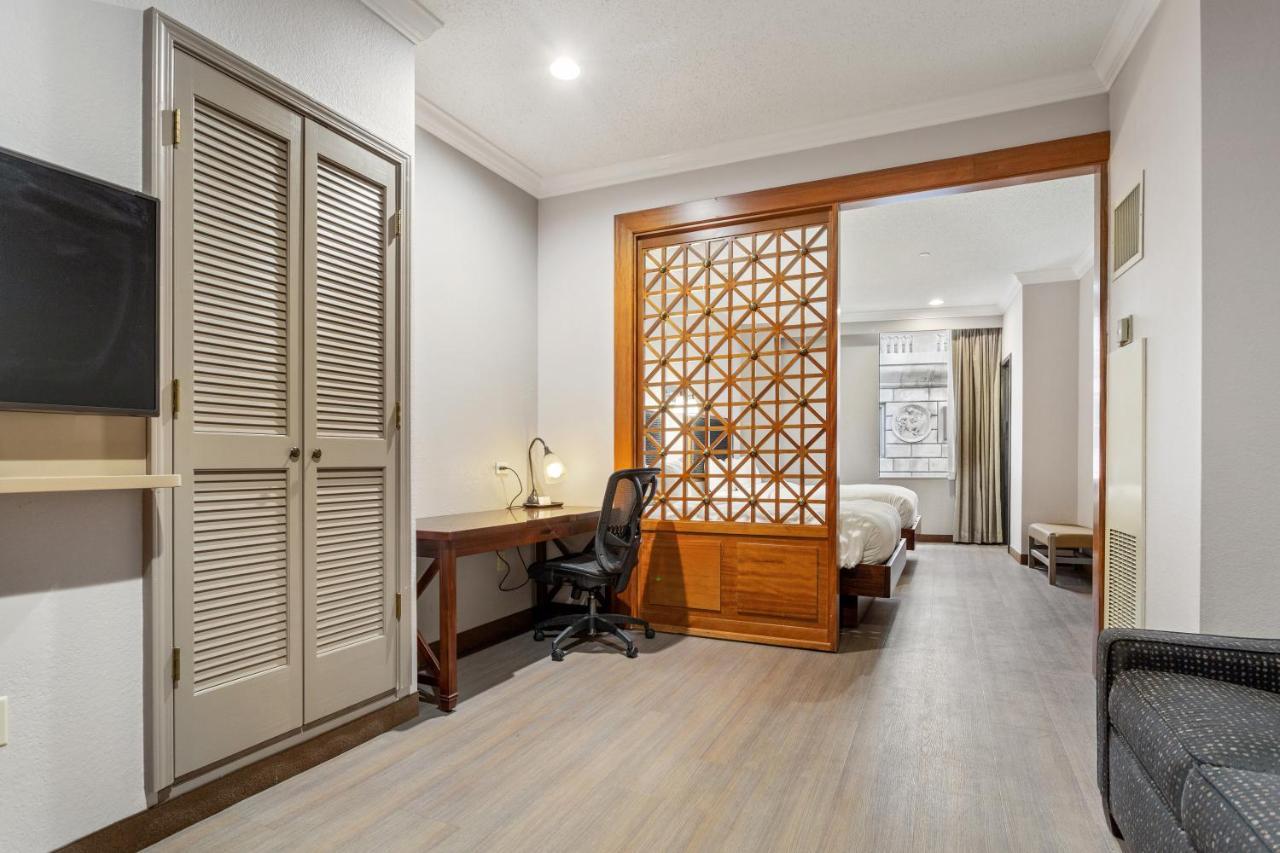 Wyndham Garden Baronne Plaza 3*