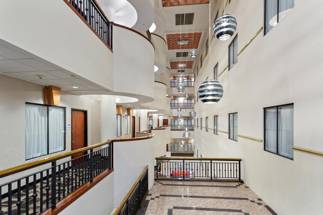 Wyndham Garden Baronne Plaza Hotel 3*