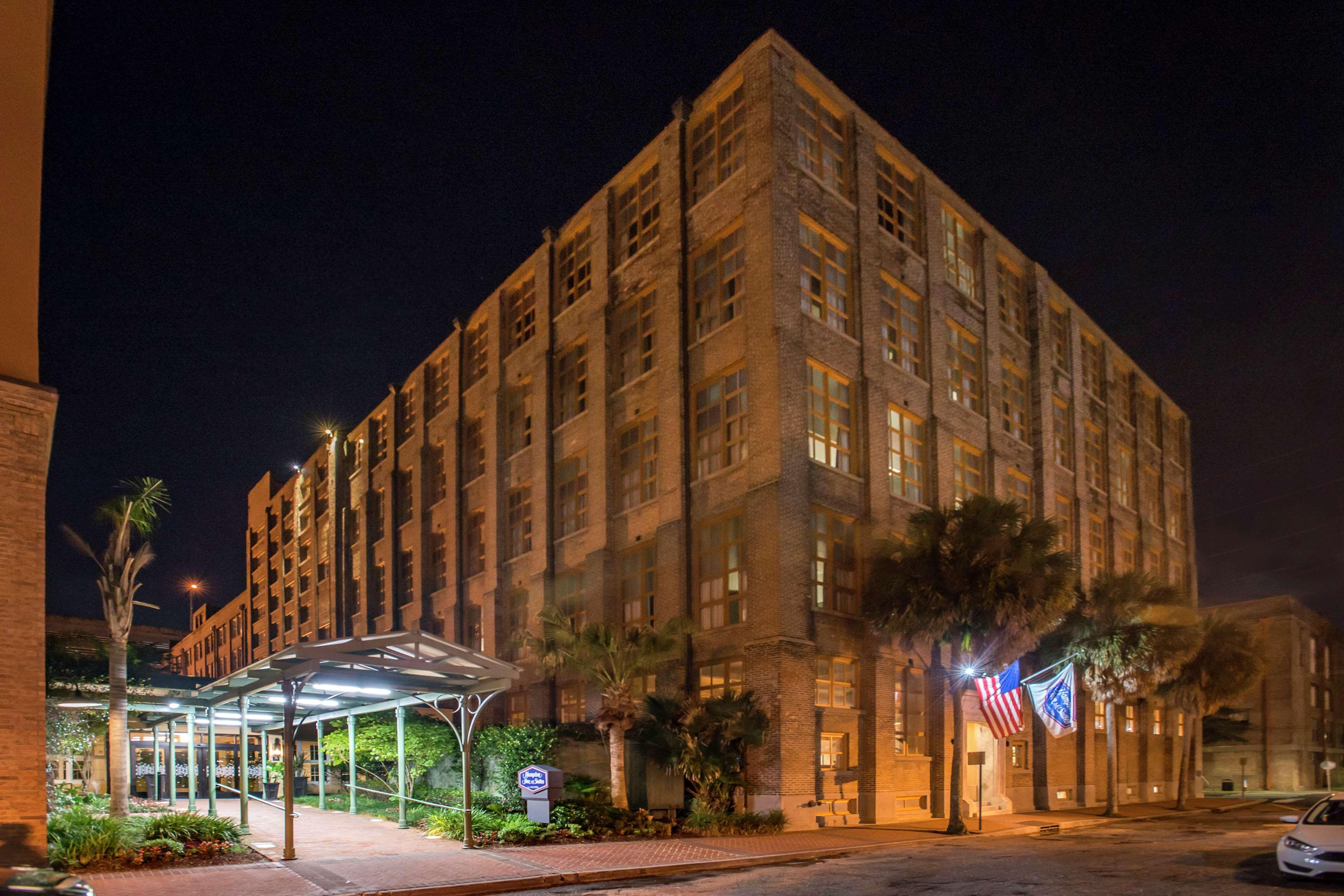 Hampton And Convention Center 3*