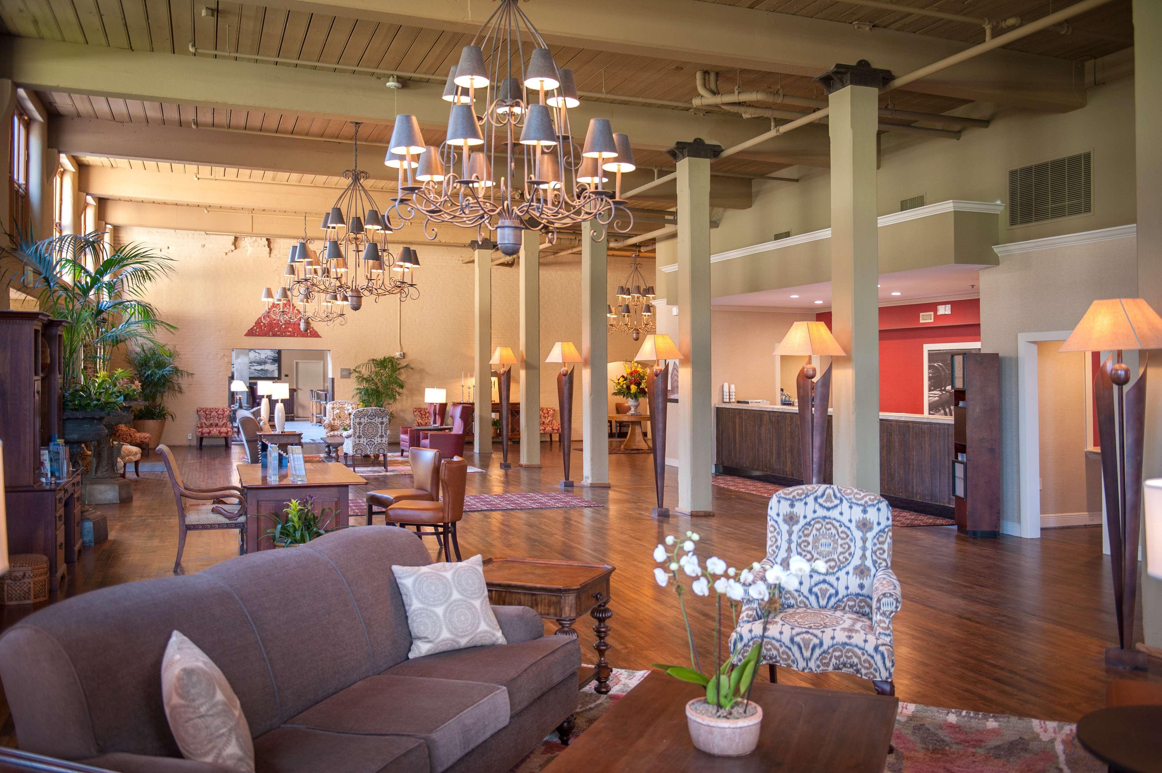 Hampton And Convention Center Hotel 3*