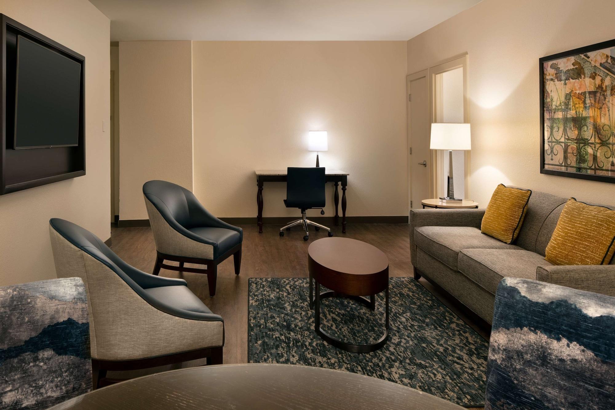 Hotel Embassy By Hilton Convention Center