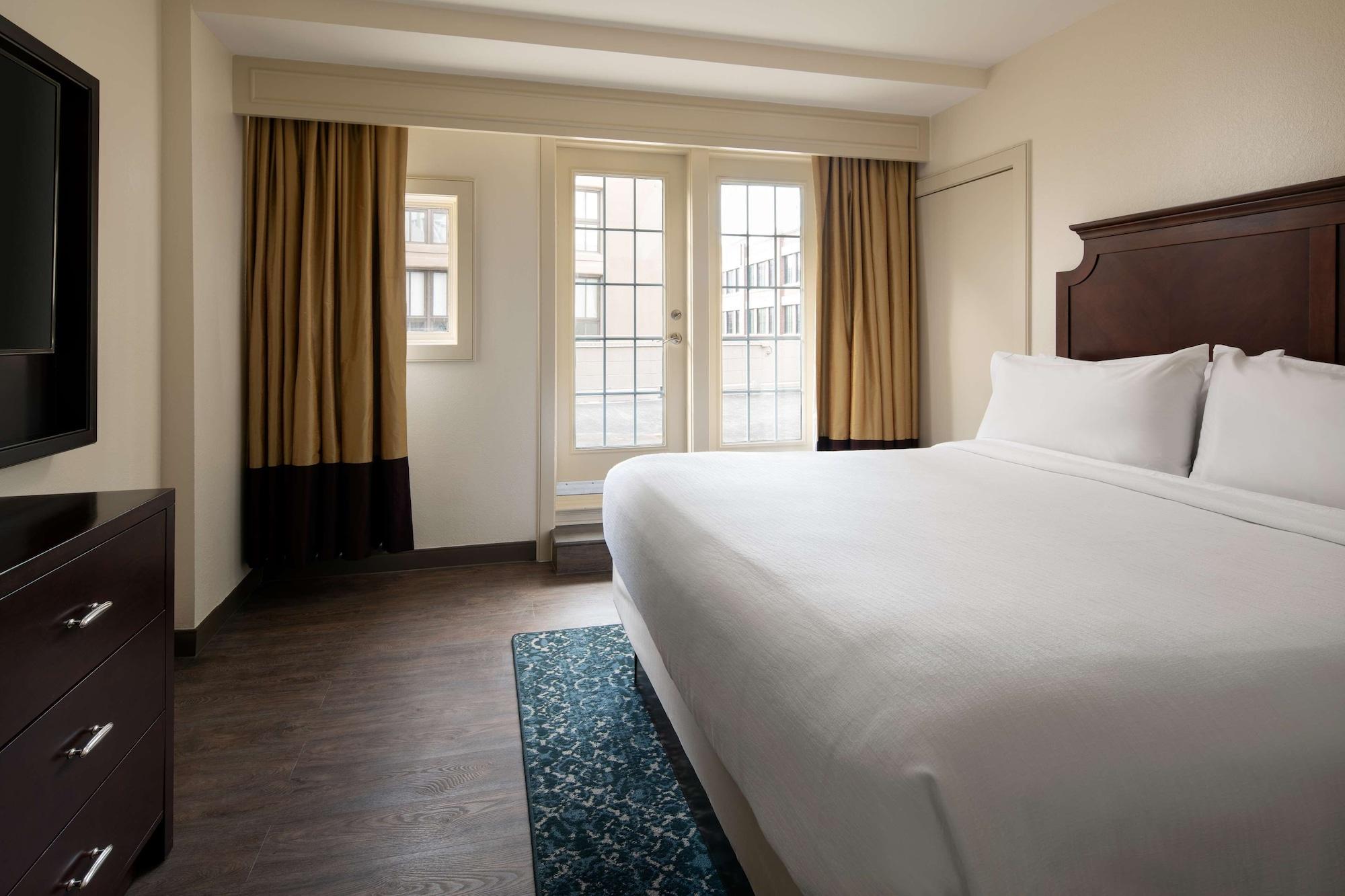 Hotel Embassy By Hilton Convention Center