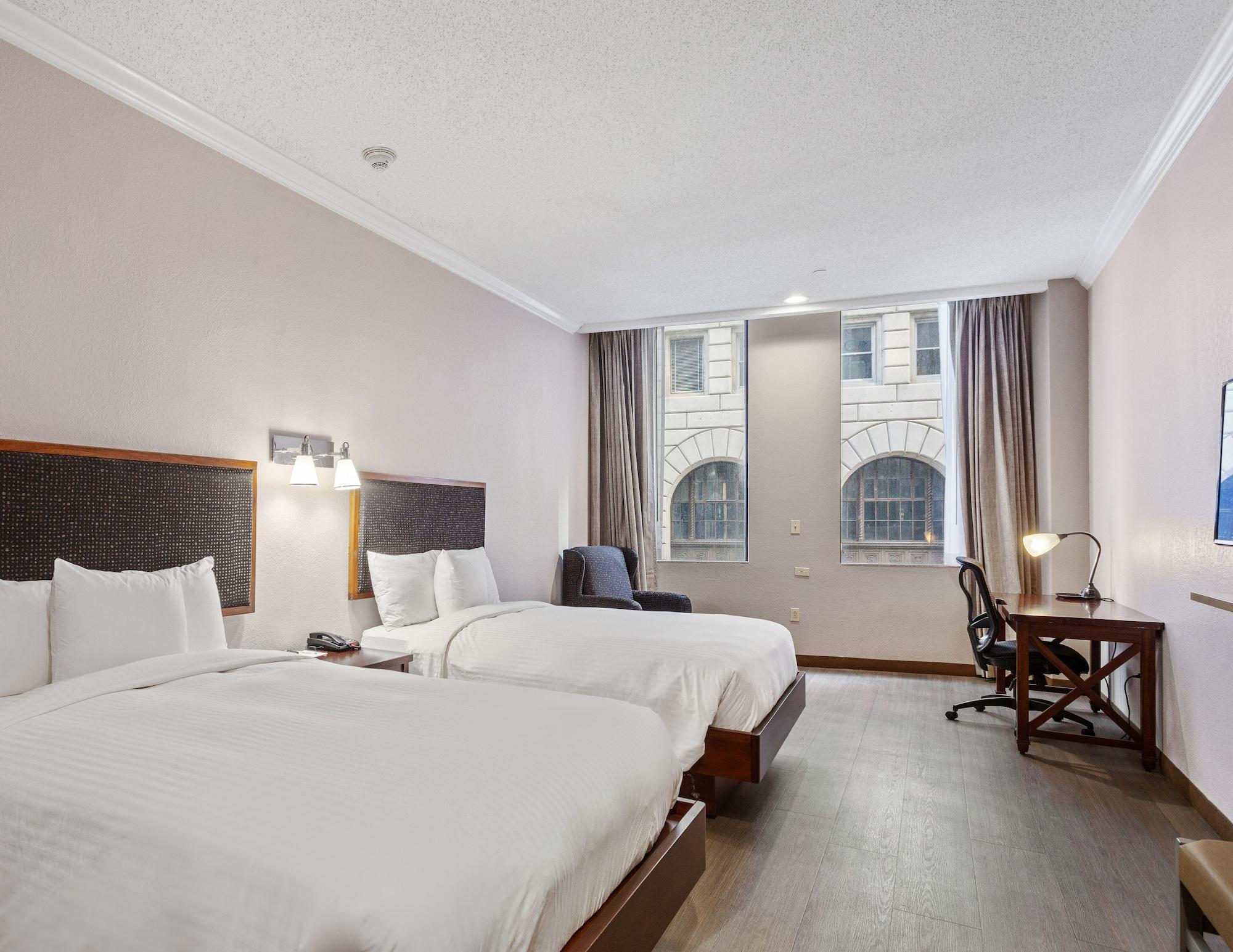 Wyndham Garden Baronne Plaza