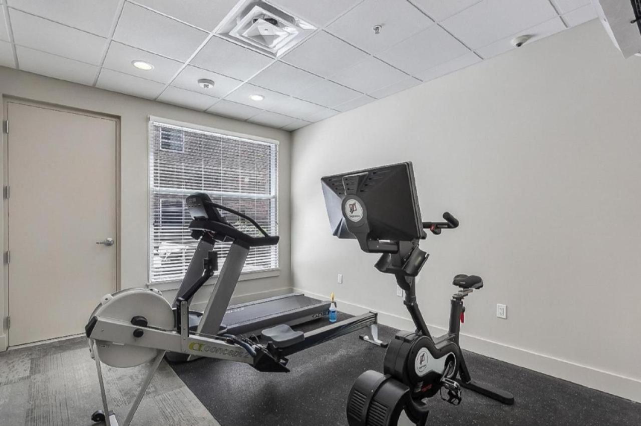 California Building Oasis: 1br In Vibrant Apartment