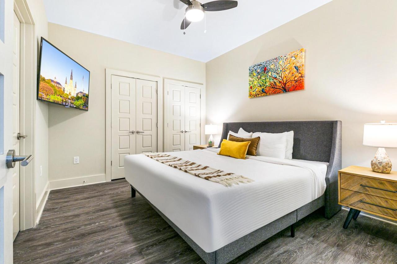 Spacious 4br Luxury Steps To French Quarter Aparthotel *