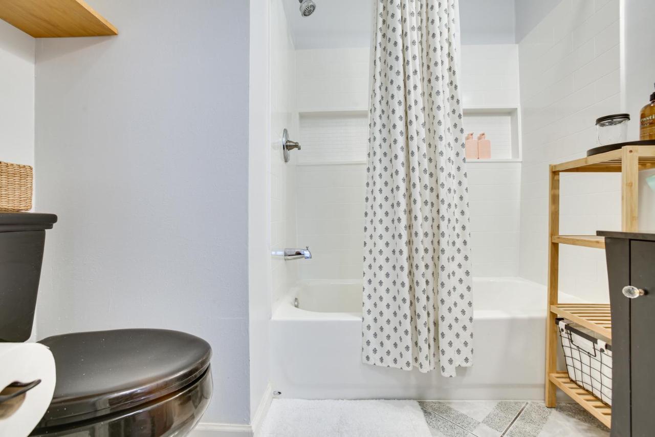 Duplex Walk To Parks And Restaurants!