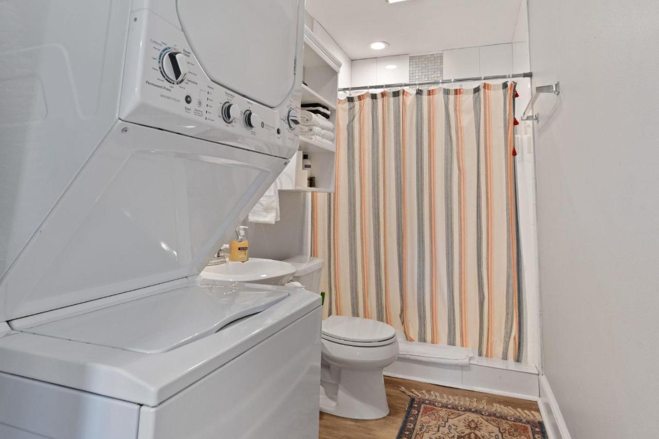 Quiet Retreat Off Magazine W Balcony & Parking! Holiday home