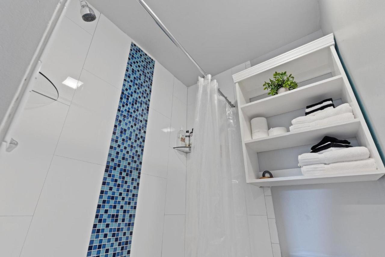 Quiet Retreat Off Magazine W Balcony & Parking! *