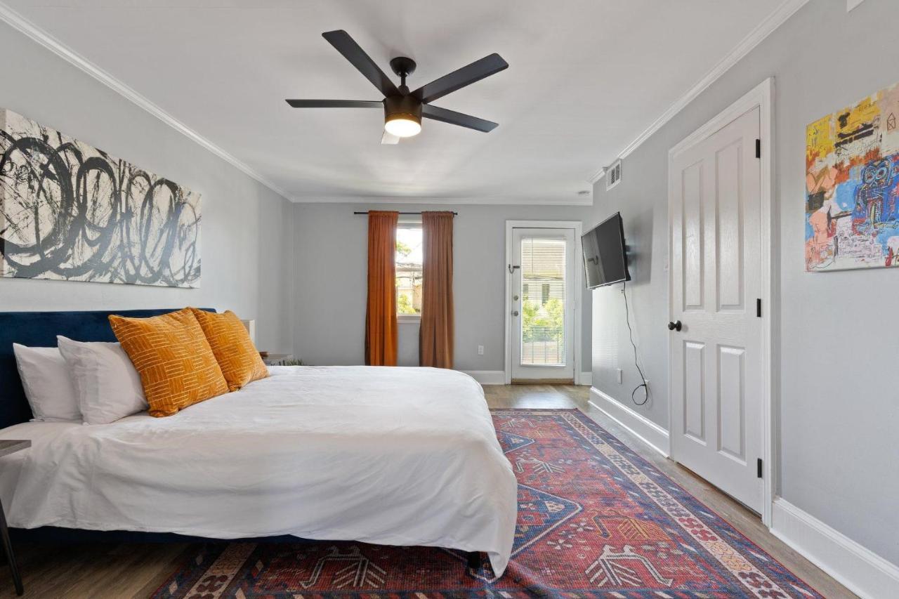 Quiet Retreat Off Magazine W Balcony & Parking! *