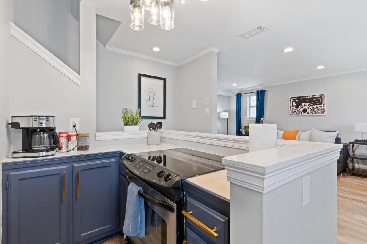 Quiet Retreat Off Magazine W Balcony & Parking! Holiday home New Orleans