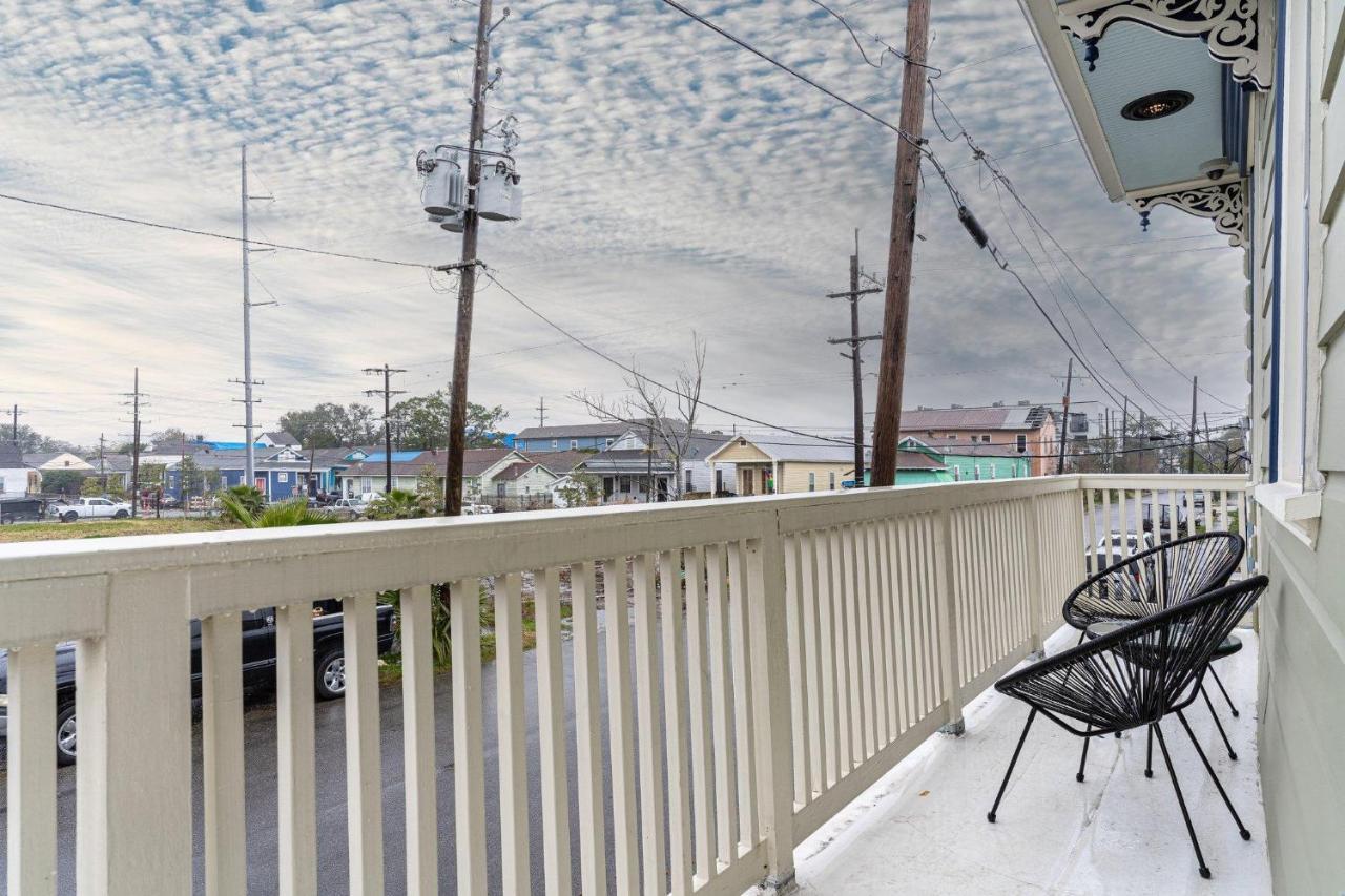 Sophisticated Salcedo Mid-city Living Balcony *