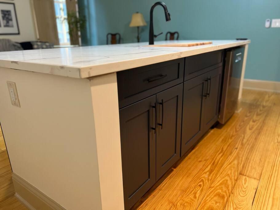 Chic Two-bedroom On Camp St,