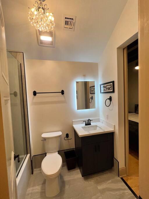 Apartment Chic Two-bedroom On Camp St, New Orleans