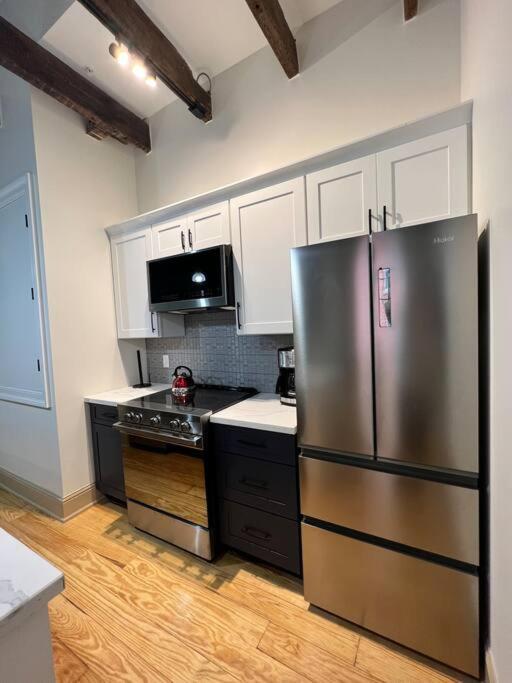 Chic Two-bedroom On Camp St, Apartment *
