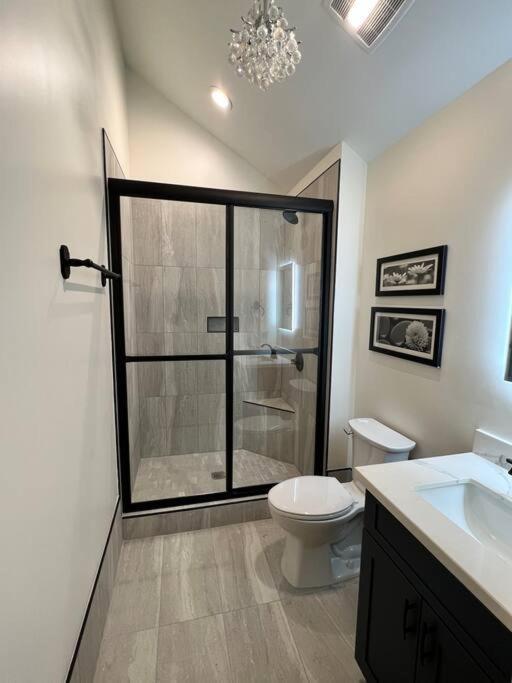 Chic Two-bedroom On Camp St, Apartment