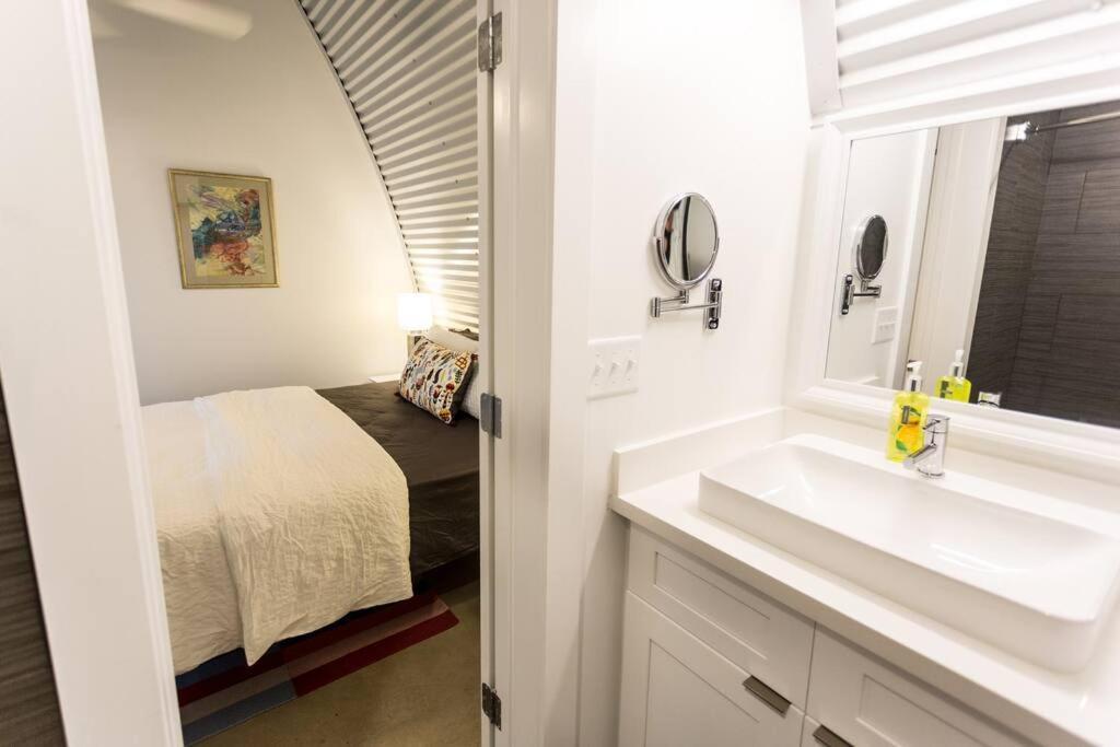 The Moon Quonset Hut Vacation Heated & Chilled Pool Holiday home