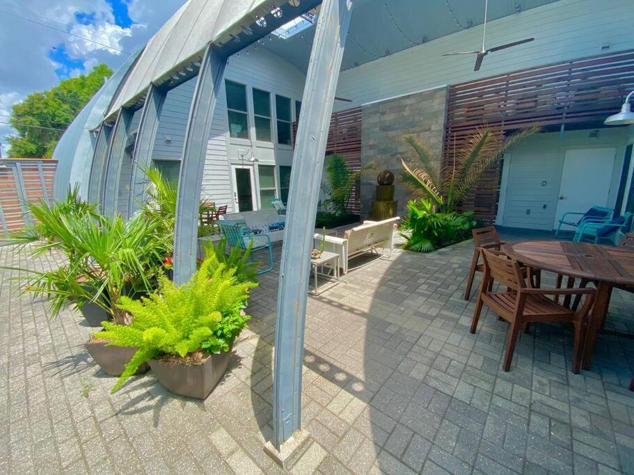 The Moon Quonset Hut Vacation Heated & Chilled Pool Holiday home *