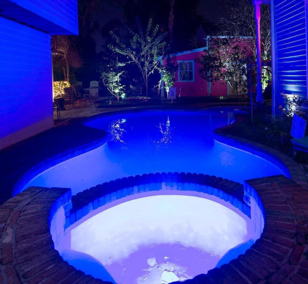 5 Bedroom - Sleeps 10! Location Next To French Quarter! Bed & Breakfast New Orleans