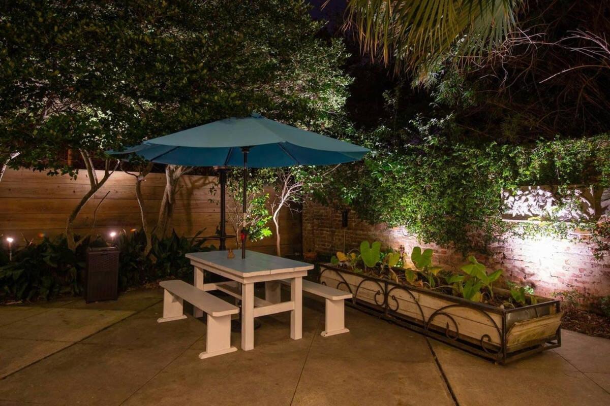 5 Bedroom - Sleeps 10! Location Next To French Quarter! Bed & Breakfast