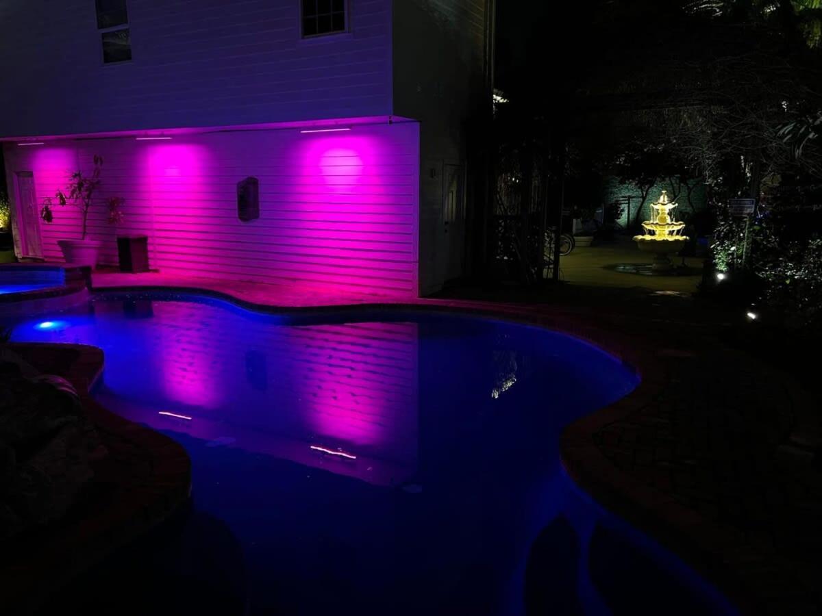 5 Bedroom - Sleeps 10! Location Next To French Quarter! Bed & Breakfast