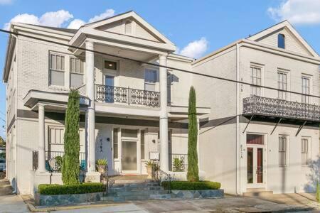 Apartment Timeless Elegance Historic Nola Haven 2bd *