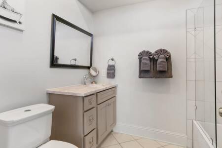 Timeless Elegance Historic Nola Haven 2bd *