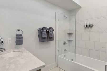 Timeless Elegance Historic Nola Haven 2bd Apartment *