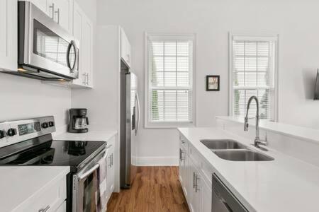 Timeless Elegance Historic Nola Haven 2bd