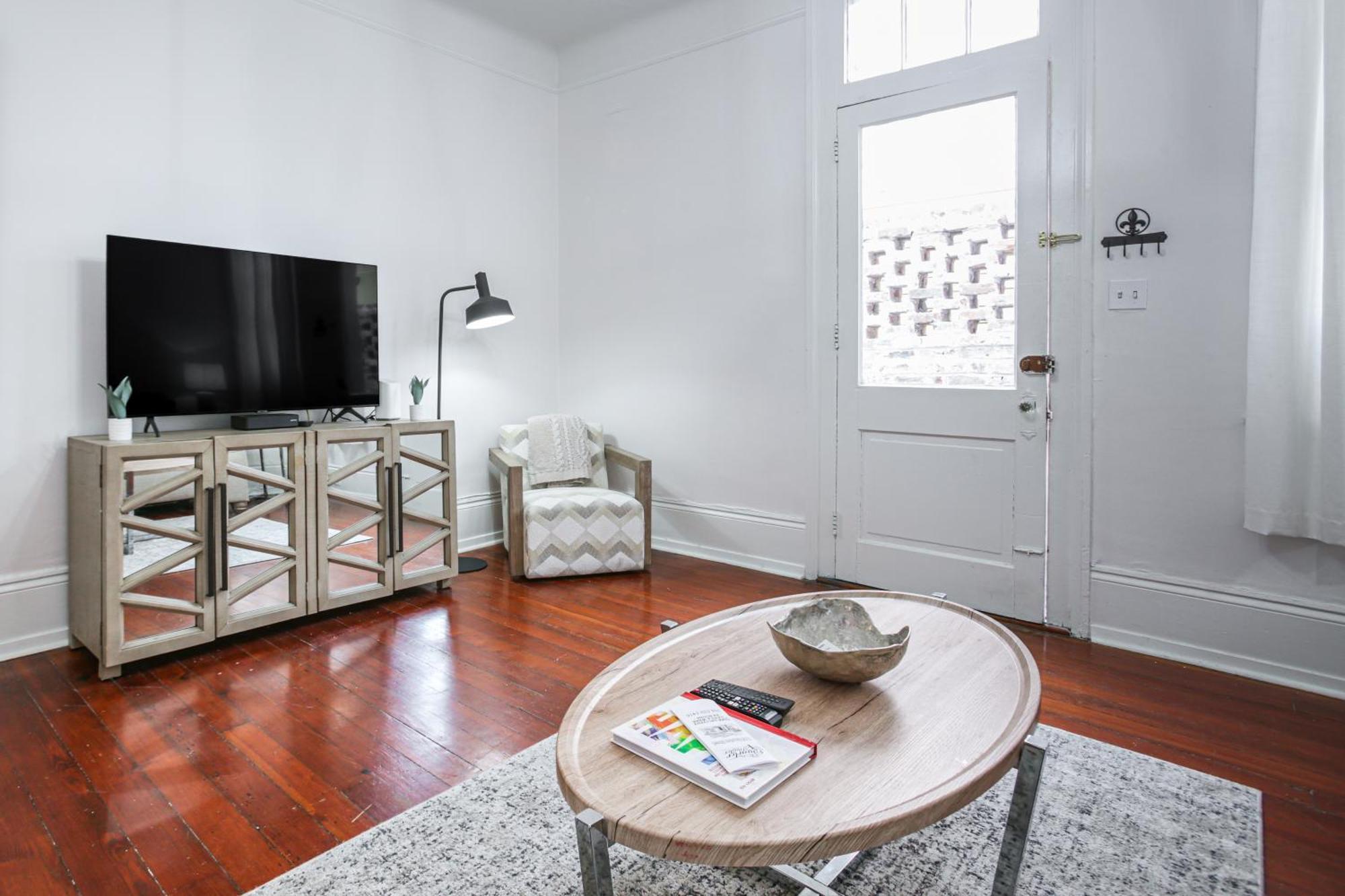 Updated Bourbon Street With Smart Tvs! Apartment *