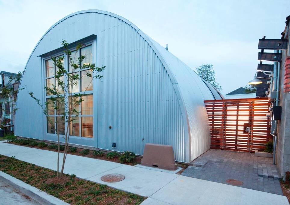 The Moon Quonset Hut Vacation Heated & Chilled Pool Holiday home