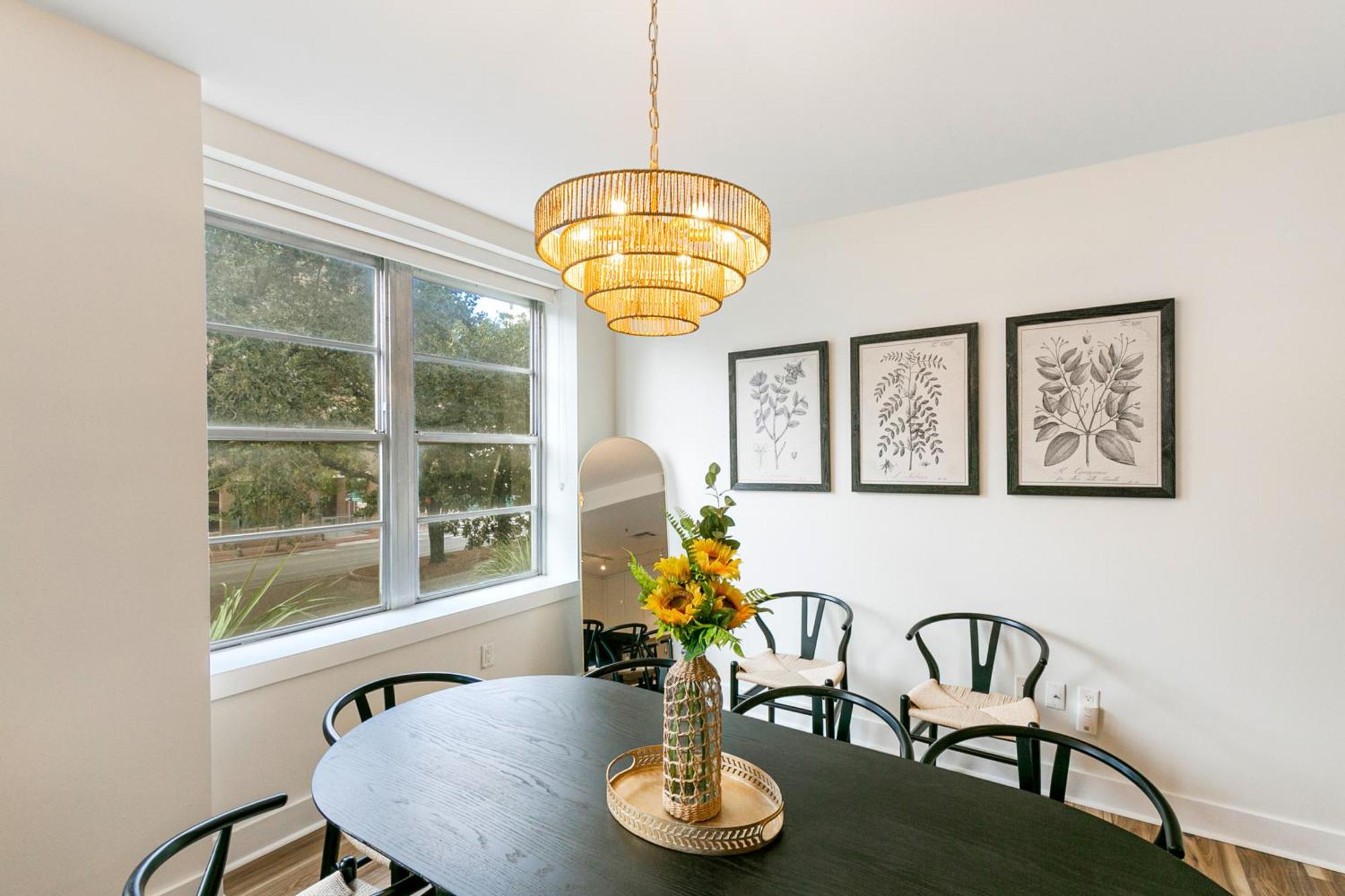 Downtown Delight 4br 2bath Luxury Apartment