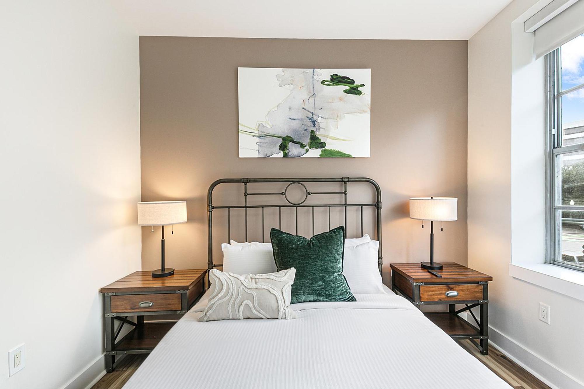 Downtown Delight 4br 2bath Luxury Apartment *