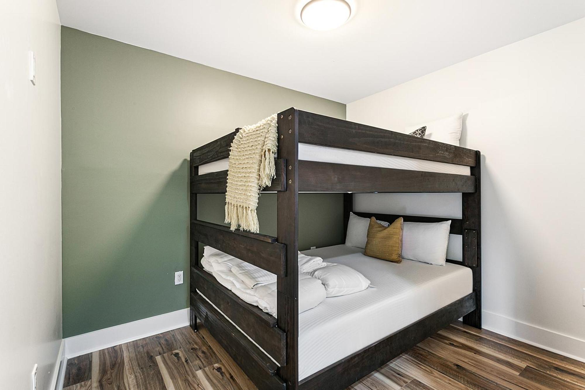 Downtown Delight 4br 2bath Luxury *