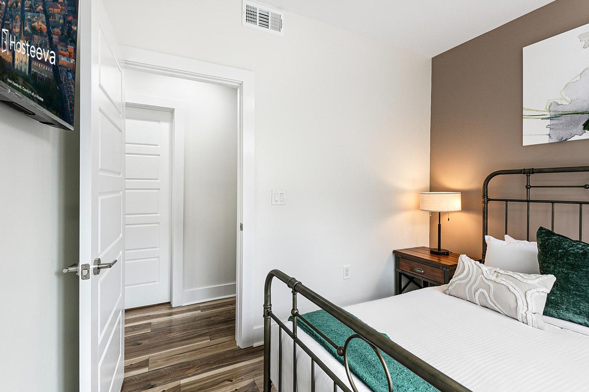 Downtown Delight 4br 2bath Luxury Apartment *