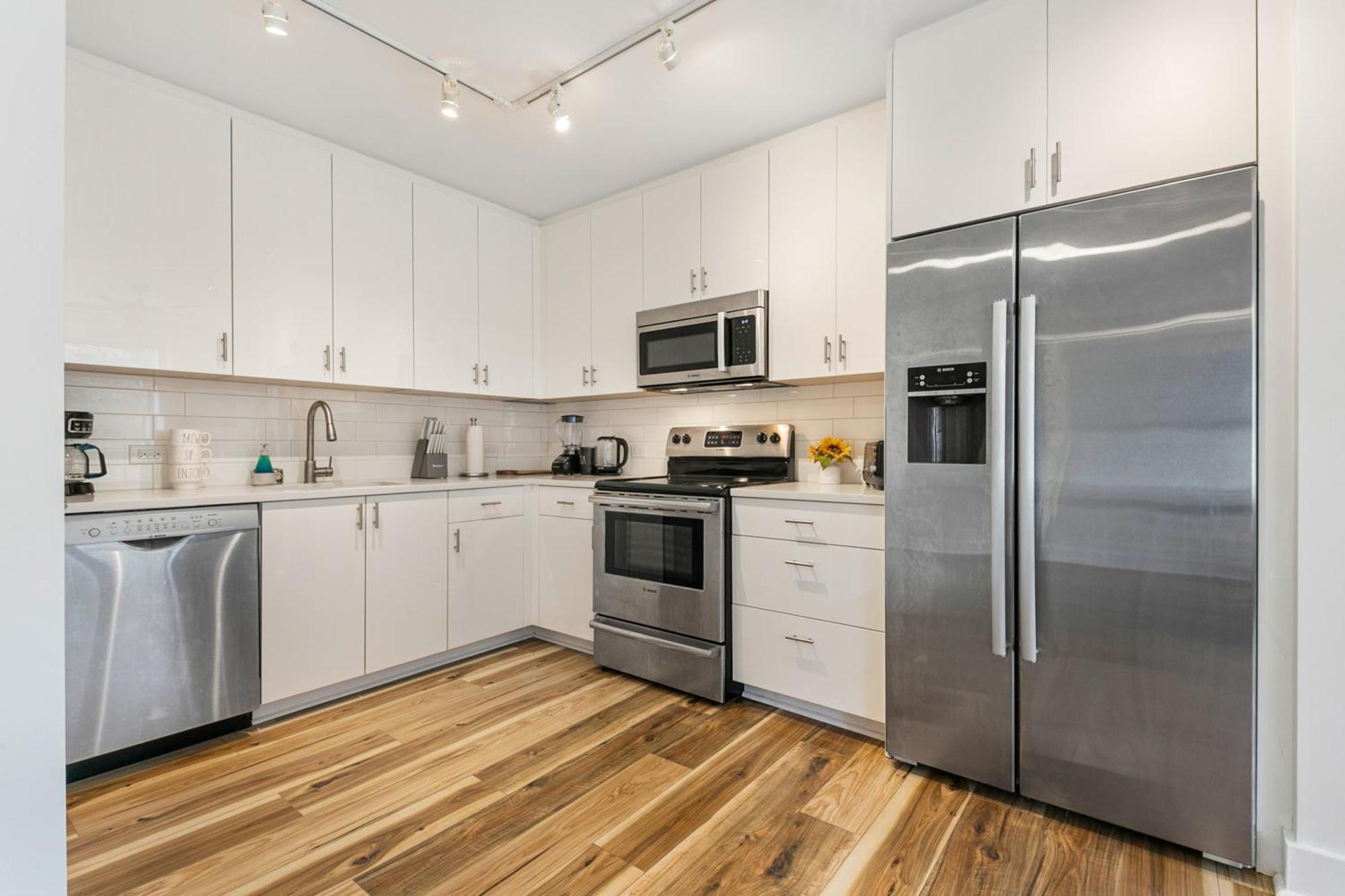 Downtown Delight 4br 2bath Luxury *