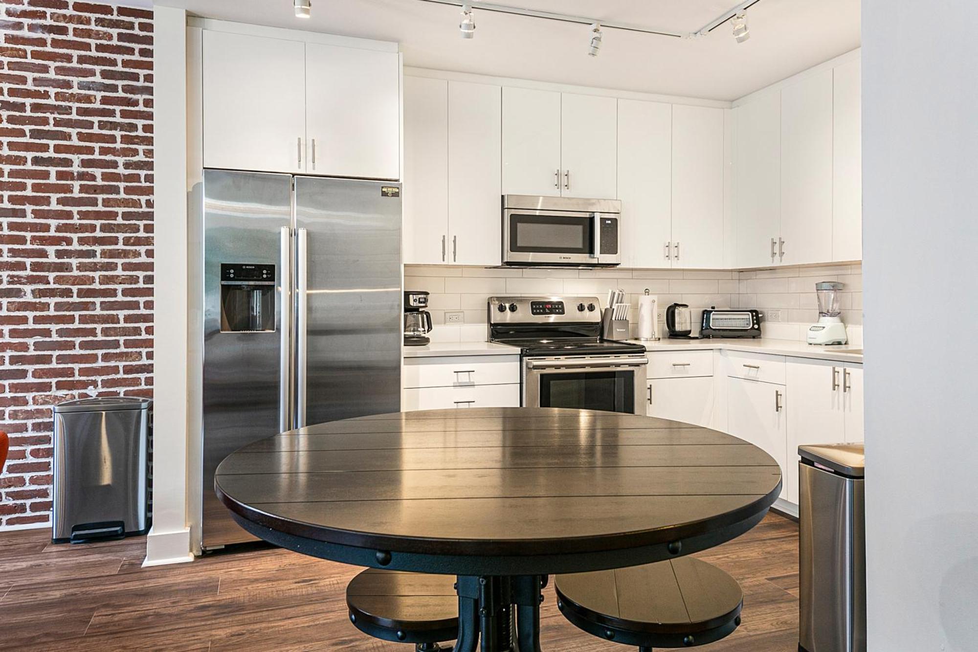 Modern & Fully Furnished In The Heart Of The Apartment *